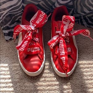 trendy lace up pumas!